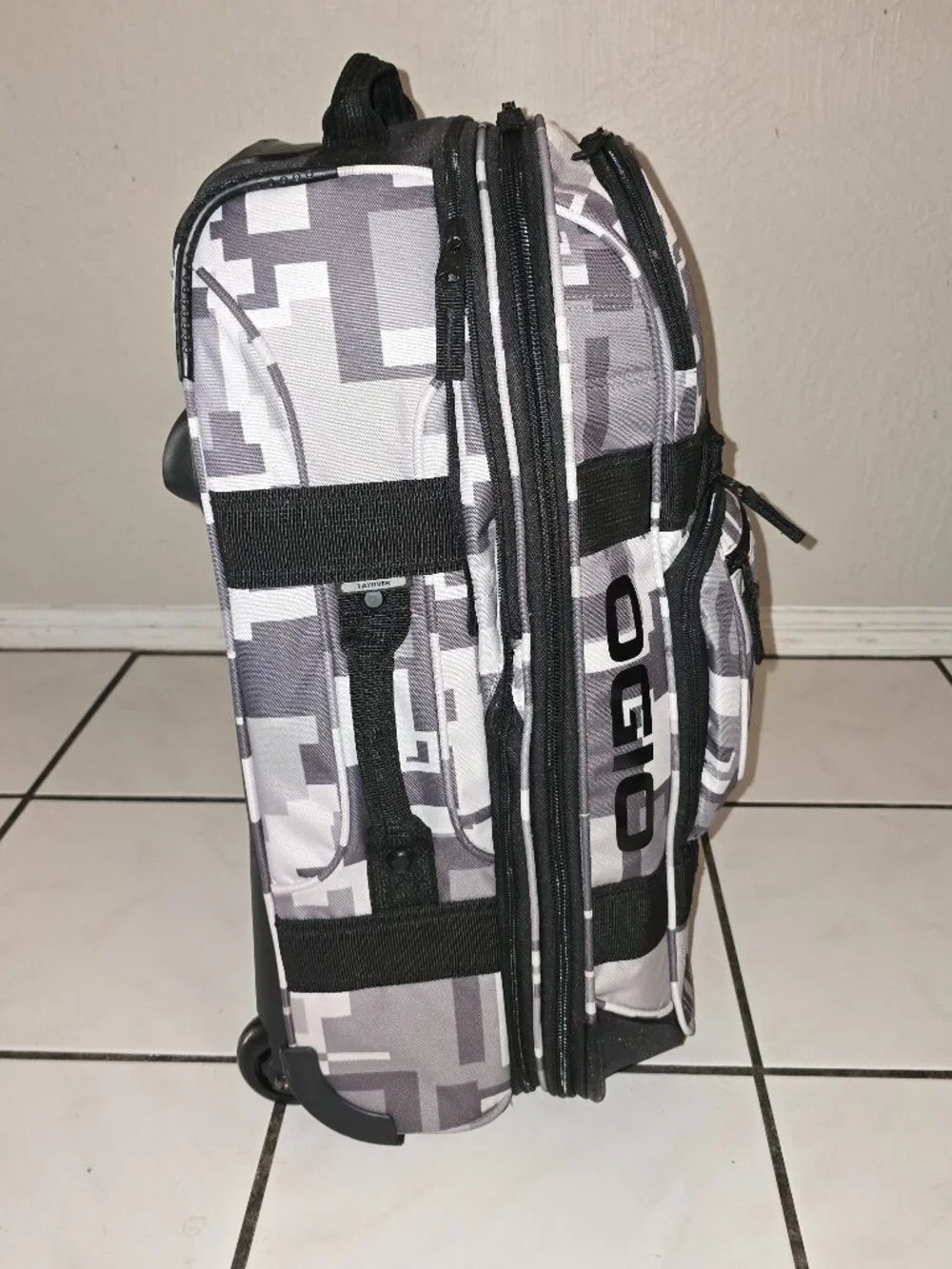 Ogio Layover Travel Cyber Camo 22